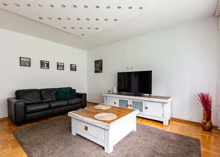 Glowna Spacious By Bookinghost *